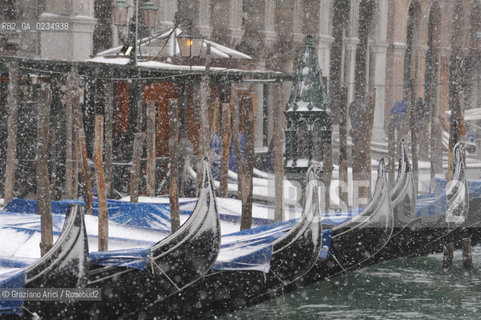 Venice december, 19th 2009 - A stormy snow in Venice ©Graziano Arici/Rosebud2 neve venezia canale rialto