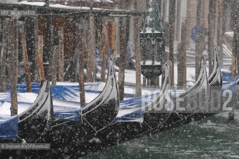 Venice december, 19th 2009 - A stormy snow in Venice ©Graziano Arici/Rosebud2 neve venezia canale rialto