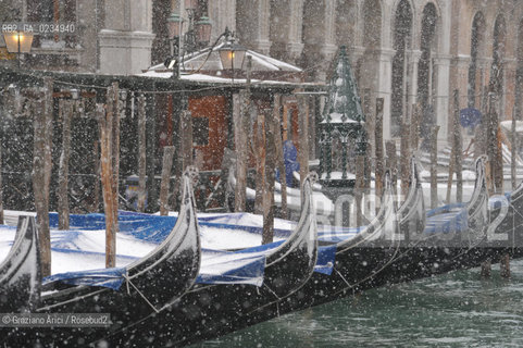 Venice december, 19th 2009 - A stormy snow in Venice ©Graziano Arici/Rosebud2 neve venezia canale rialto