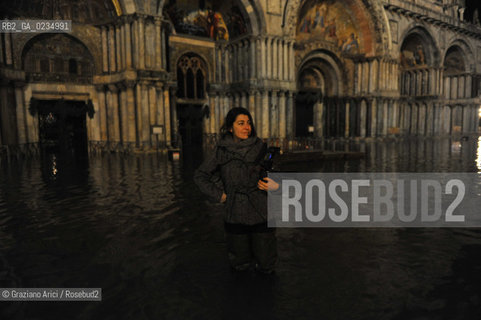 Venice december, 25th 2009 - Exceptional high tide of 1,45 m in Venice during the Christmas night at 4 a.m. ©Graziano Arici/Rosebud2 acqua alta marea grazia fiore
