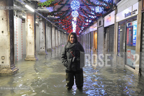Venice december, 25th 2009 - Exceptional high tide of 1,45 m in Venice during the Christmas night at 4 a.m. ©Graziano Arici/Rosebud2 acqua alta marea grazia fiore
