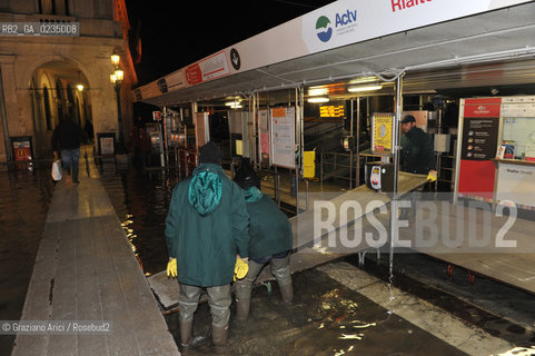 Venice december, 25th 2009 - Exceptional high tide of 1,45 m in Venice during the Christmas night at 4 a.m. ©Graziano Arici/Rosebud2 acqua alta marea