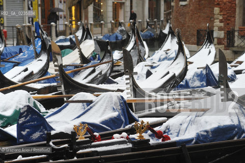 Venezia 12/09 - Gondole con la neve ©Graziano Arici/Rosebud2 barbone
