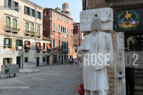 Venice april 2010 -  Theft of the head of Rioba statue in Campiello dei Mori furto della testa  ©Graziano Arici/Rosebud2