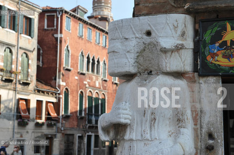Venice april 2010 -  Theft of the head of Rioba statue in Campiello dei Mori furto della testa  ©Graziano Arici/Rosebud2