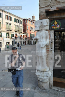 Venice april 2010 -  Theft of the head of Rioba statue in Campiello dei Mori furto della testa  ©Graziano Arici/Rosebud2