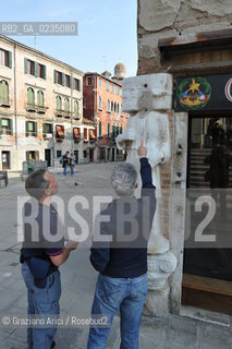 Venice april 2010 -  Theft of the head of Rioba statue in Campiello dei Mori furto della testa  ©Graziano Arici/Rosebud2