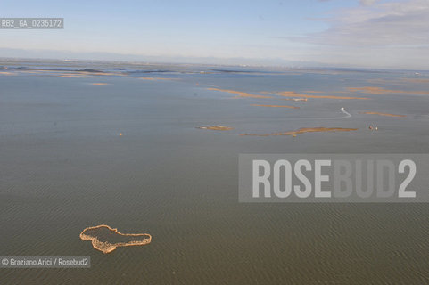 VENEZIA 15 OTTOBRE 2009 - FOTO AEREE DELLE BARENE DELLA LAGUNA DI VENEZIA ©Graziano Arici/Rosebud2 AEREA