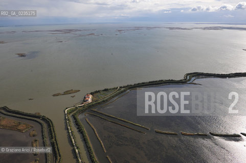 VENEZIA 15 OTTOBRE 2009 - FOTO AEREE DELLE BARENE DELLA LAGUNA DI VENEZIA ©Graziano Arici/Rosebud2 AEREA