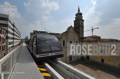 VENEZIA, 14.4.2010. LAVORI IN CORSO AL CANTIERE DEL PEOPLE MOVER PIAZALE ROMA-TRONCHETTO - TRENO IN CORSA ©Graziano Arici/Rosebud2