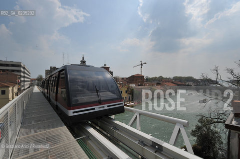 VENEZIA, 14.4.2010. LAVORI IN CORSO AL CANTIERE DEL PEOPLE MOVER PIAZALE ROMA-TRONCHETTO - TRENO IN CORSA ©Graziano Arici/Rosebud2