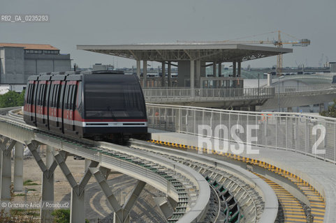 VENEZIA, 14.4.2010. LAVORI IN CORSO AL CANTIERE DEL PEOPLE MOVER PIAZALE ROMA-TRONCHETTO - TRENO IN CORSA ©Graziano Arici/Rosebud2
