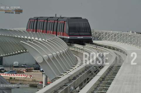VENEZIA, 14.4.2010. LAVORI IN CORSO AL CANTIERE DEL PEOPLE MOVER PIAZALE ROMA-TRONCHETTO - TRENO IN CORSA ©Graziano Arici/Rosebud2