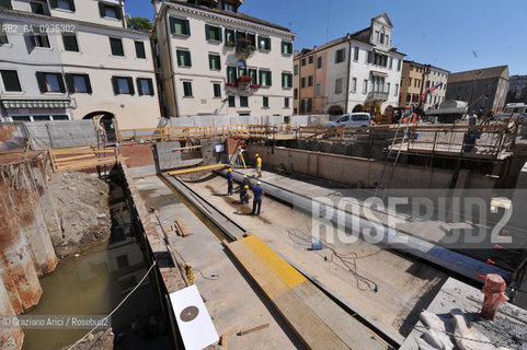 CHIOGGIA 29/07/09 LAVORI IN CORSO SUL CANAL VENA PER  MESSA IN OPERA DELLA PARATOIA MOBILE ©Graziano Arici/Rosebud2 CONSORZIO VENEZIA NUOVA