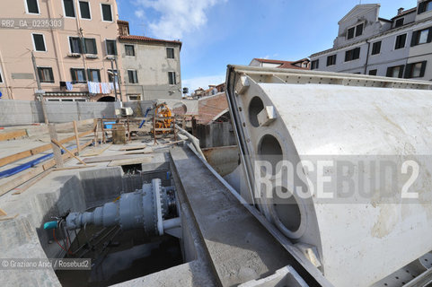 CHIOGGIA 14/10/09 LAVORI IN CORSO SUL CANAL VENA PER  MESSA IN OPERA DELLA PARATOIA MOBILE ©Graziano Arici/Rosebud2 CONSORZIO VENEZIA NUOVA