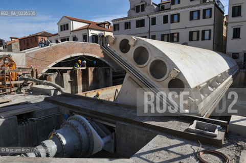 CHIOGGIA 14/10/09 LAVORI IN CORSO SUL CANAL VENA PER  MESSA IN OPERA DELLA PARATOIA MOBILE ©Graziano Arici/Rosebud2 CONSORZIO VENEZIA NUOVA