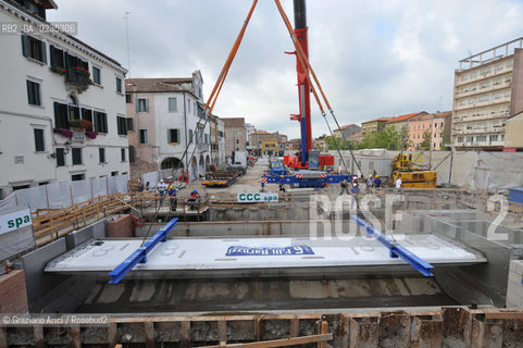 CHIOGGIA 11/08/09 LAVORI IN CORSO SUL CANAL VENA PER  MESSA IN OPERA DELLA PARATOIA MOBILE ©Graziano Arici/Rosebud2 CONSORZIO VENEZIA NUOVA