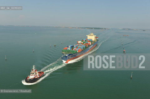 VENEZIA 30/6/10 - FOTO AEREE DELLINGRESSO NEL PORTO DI VENEZIA DELLA PRIMA NAVE CONTAINER HYUNDAI PER IL TRAFFICO DIRETTO CINA-VENEZIA ©Graziano Arici/Rosebud2