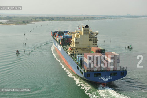 VENEZIA 30/6/10 - FOTO AEREE DELLINGRESSO NEL PORTO DI VENEZIA DELLA PRIMA NAVE CONTAINER HYUNDAI PER IL TRAFFICO DIRETTO CINA-VENEZIA ©Graziano Arici/Rosebud2