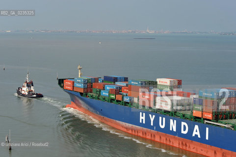 VENEZIA 30/6/10 - FOTO AEREE DELLINGRESSO NEL PORTO DI VENEZIA DELLA PRIMA NAVE CONTAINER HYUNDAI PER IL TRAFFICO DIRETTO CINA-VENEZIA ©Graziano Arici/Rosebud2