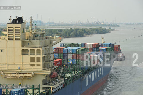 VENEZIA 30/6/10 - FOTO AEREE DELLINGRESSO NEL PORTO DI VENEZIA DELLA PRIMA NAVE CONTAINER HYUNDAI PER IL TRAFFICO DIRETTO CINA-VENEZIA ©Graziano Arici/Rosebud2