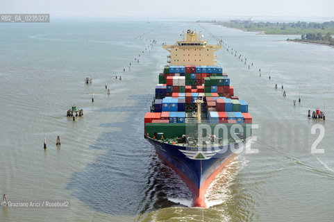 VENEZIA 30/6/10 - FOTO AEREE DELLINGRESSO NEL PORTO DI VENEZIA DELLA PRIMA NAVE CONTAINER HYUNDAI PER IL TRAFFICO DIRETTO CINA-VENEZIA ©Graziano Arici/Rosebud2
