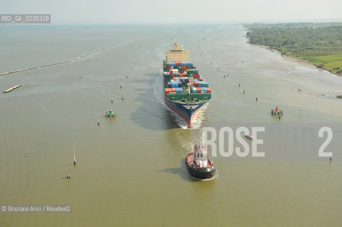 VENEZIA 30/6/10 - FOTO AEREE DELLINGRESSO NEL PORTO DI VENEZIA DELLA PRIMA NAVE CONTAINER HYUNDAI PER IL TRAFFICO DIRETTO CINA-VENEZIA ©Graziano Arici/Rosebud2