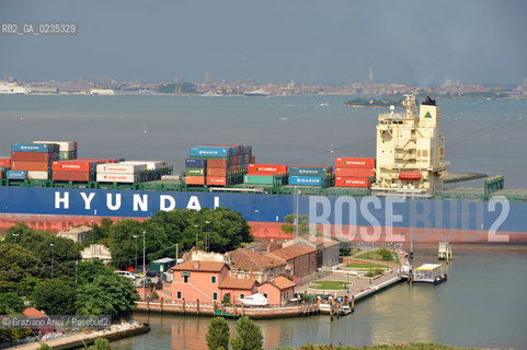VENEZIA 30/6/10 - FOTO AEREE DELLINGRESSO NEL PORTO DI VENEZIA DELLA PRIMA NAVE CONTAINER HYUNDAI PER IL TRAFFICO DIRETTO CINA-VENEZIA ©Graziano Arici/Rosebud2