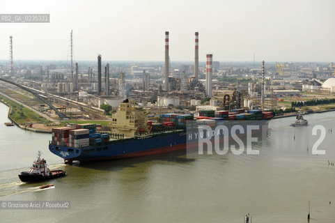VENEZIA 30/6/10 - FOTO AEREE DELLINGRESSO NEL PORTO DI VENEZIA DELLA PRIMA NAVE CONTAINER HYUNDAI PER IL TRAFFICO DIRETTO CINA-VENEZIA ©Graziano Arici/Rosebud2