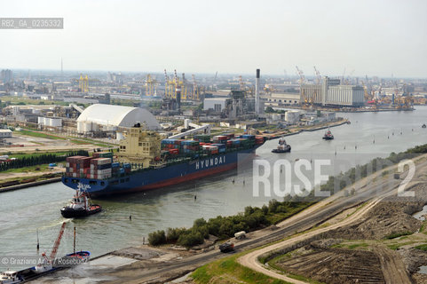 VENEZIA 30/6/10 - FOTO AEREE DELLINGRESSO NEL PORTO DI VENEZIA DELLA PRIMA NAVE CONTAINER HYUNDAI PER IL TRAFFICO DIRETTO CINA-VENEZIA ©Graziano Arici/Rosebud2