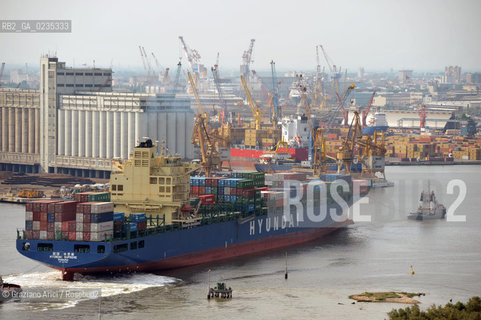 VENEZIA 30/6/10 - FOTO AEREE DELLINGRESSO NEL PORTO DI VENEZIA DELLA PRIMA NAVE CONTAINER HYUNDAI PER IL TRAFFICO DIRETTO CINA-VENEZIA ©Graziano Arici/Rosebud2