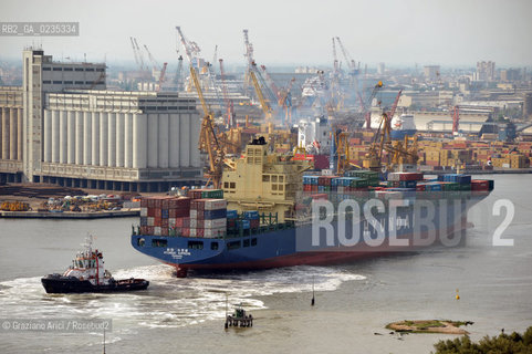 VENEZIA 30/6/10 - FOTO AEREE DELLINGRESSO NEL PORTO DI VENEZIA DELLA PRIMA NAVE CONTAINER HYUNDAI PER IL TRAFFICO DIRETTO CINA-VENEZIA ©Graziano Arici/Rosebud2
