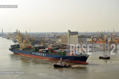 VENEZIA 30/6/10 - FOTO AEREE DELLINGRESSO NEL PORTO DI VENEZIA DELLA PRIMA NAVE CONTAINER HYUNDAI PER IL TRAFFICO DIRETTO CINA-VENEZIA ©Graziano Arici/Rosebud2