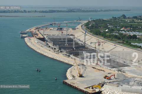 Venice 9/6/10 - Visit of the Veneto Region President Luca Zaia to the Mose system against the High Tide in Venice:  Aerial view over the Works on the Lido inlet  foto aeree bocca di porto ©Graziano Arici/Rosebud2