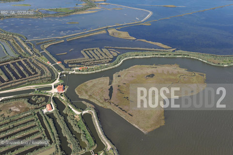 VENEZIA 15 OTTOBRE 2009 - FOTO AEREE DELLE BARENE DELLA LAGUNA DI VENEZIA ©Graziano Arici/Rosebud2 AEREA