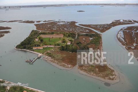 VENEZIA 15 OTTOBRE 2009 - FOTO AEREE DELLE BARENE DELLA LAGUNA DI VENEZIA LAZZARETTO NUOVO ©Graziano Arici/Rosebud2 AEREA