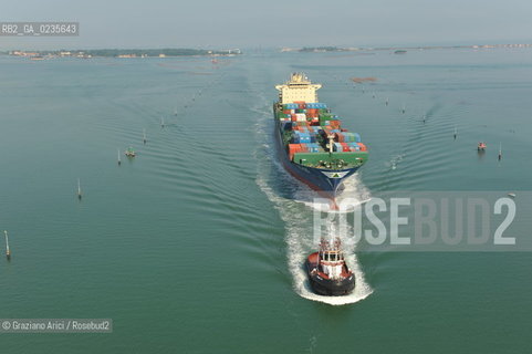 VENEZIA 30/6/10 - FOTO AEREE DELLINGRESSO NEL PORTO DI VENEZIA DELLA PRIMA NAVE CONTAINER HYUNDAI PER IL TRAFFICO DIRETTO CINA-VENEZIA ©Graziano Arici/Rosebud2