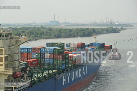 VENEZIA 30/6/10 - FOTO AEREE DELLINGRESSO NEL PORTO DI VENEZIA DELLA PRIMA NAVE CONTAINER HYUNDAI PER IL TRAFFICO DIRETTO CINA-VENEZIA ©Graziano Arici/Rosebud2