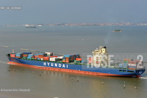 VENEZIA 30/6/10 - FOTO AEREE DELLINGRESSO NEL PORTO DI VENEZIA DELLA PRIMA NAVE CONTAINER HYUNDAI PER IL TRAFFICO DIRETTO CINA-VENEZIA ©Graziano Arici/Rosebud2