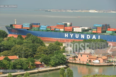 VENEZIA 30/6/10 - FOTO AEREE DELLINGRESSO NEL PORTO DI VENEZIA DELLA PRIMA NAVE CONTAINER HYUNDAI PER IL TRAFFICO DIRETTO CINA-VENEZIA ©Graziano Arici/Rosebud2