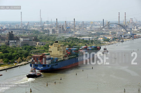 VENEZIA 30/6/10 - FOTO AEREE DELLINGRESSO NEL PORTO DI VENEZIA DELLA PRIMA NAVE CONTAINER HYUNDAI PER IL TRAFFICO DIRETTO CINA-VENEZIA ©Graziano Arici/Rosebud2
