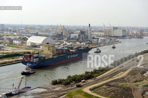 VENEZIA 30/6/10 - FOTO AEREE DELLINGRESSO NEL PORTO DI VENEZIA DELLA PRIMA NAVE CONTAINER HYUNDAI PER IL TRAFFICO DIRETTO CINA-VENEZIA ©Graziano Arici/Rosebud2