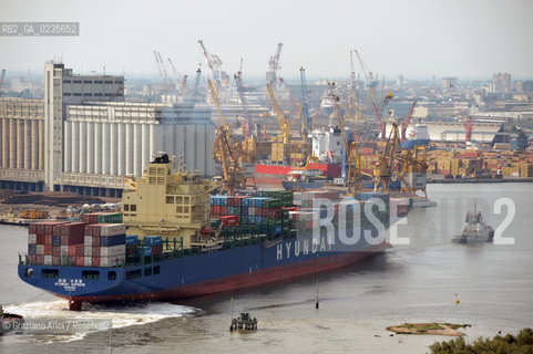 VENEZIA 30/6/10 - FOTO AEREE DELLINGRESSO NEL PORTO DI VENEZIA DELLA PRIMA NAVE CONTAINER HYUNDAI PER IL TRAFFICO DIRETTO CINA-VENEZIA ©Graziano Arici/Rosebud2