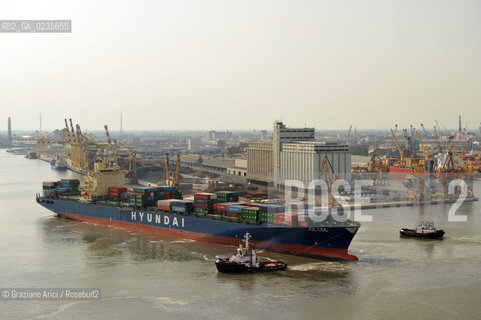 VENEZIA 30/6/10 - FOTO AEREE DELLINGRESSO NEL PORTO DI VENEZIA DELLA PRIMA NAVE CONTAINER HYUNDAI PER IL TRAFFICO DIRETTO CINA-VENEZIA ©Graziano Arici/Rosebud2