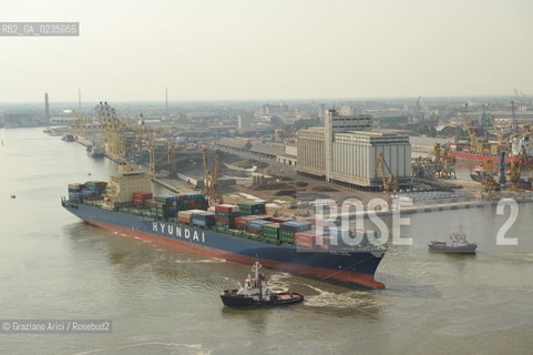 VENEZIA 30/6/10 - FOTO AEREE DELLINGRESSO NEL PORTO DI VENEZIA DELLA PRIMA NAVE CONTAINER HYUNDAI PER IL TRAFFICO DIRETTO CINA-VENEZIA ©Graziano Arici/Rosebud2