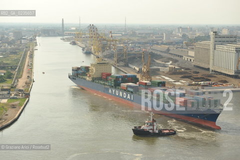 VENEZIA 30/6/10 - FOTO AEREE DELLINGRESSO NEL PORTO DI VENEZIA DELLA PRIMA NAVE CONTAINER HYUNDAI PER IL TRAFFICO DIRETTO CINA-VENEZIA ©Graziano Arici/Rosebud2