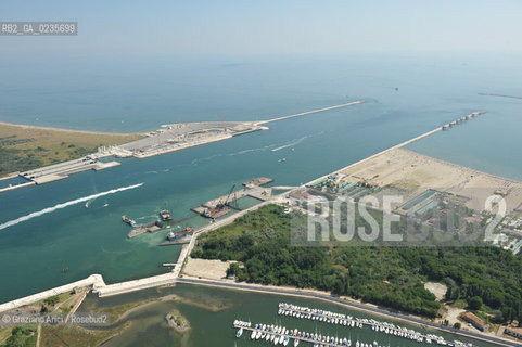VENEZIA 28/7/10 FOTO AEREE AI LAVORI IN CORSO  PER LA COSTRUZIONE DELLE DIGHE MOBILI ALLA BOCCA DEL PORTO DI CHIOGGIA ©Graziano Arici/Rosebud2