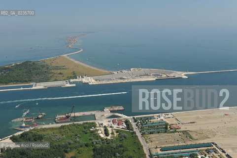 VENEZIA 28/7/10 FOTO AEREE AI LAVORI IN CORSO  PER LA COSTRUZIONE DELLE DIGHE MOBILI ALLA BOCCA DEL PORTO DI CHIOGGIA ©Graziano Arici/Rosebud2