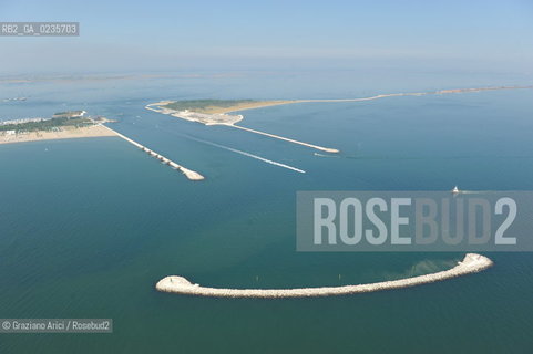 VENEZIA 28/7/10 FOTO AEREE AI LAVORI IN CORSO  PER LA COSTRUZIONE DELLE DIGHE MOBILI ALLA BOCCA DEL PORTO DI CHIOGGIA ©Graziano Arici/Rosebud2