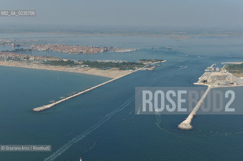 VENEZIA 28/7/10 FOTO AEREE AI LAVORI IN CORSO  PER LA COSTRUZIONE DELLE DIGHE MOBILI ALLA BOCCA DEL PORTO DI CHIOGGIA ©Graziano Arici/Rosebud2